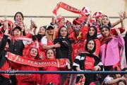 ببینید | حمایت گزارشگر بازی پرسپولیس و سپاهان از تماشاگران خانم در ورزشگاه آزادی