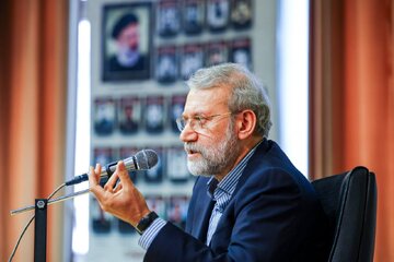 انتقاد علی لاریجانی از قیمت بالای کتاب‌ها/ مخاطبین علاقه مند هستند و پول کم دارند