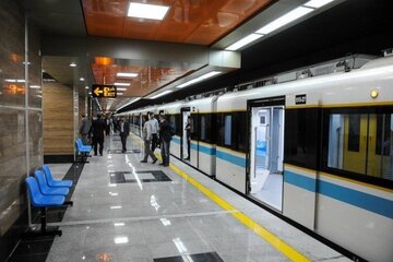 تبلیغ عجیب مترو در تهران/ عکس