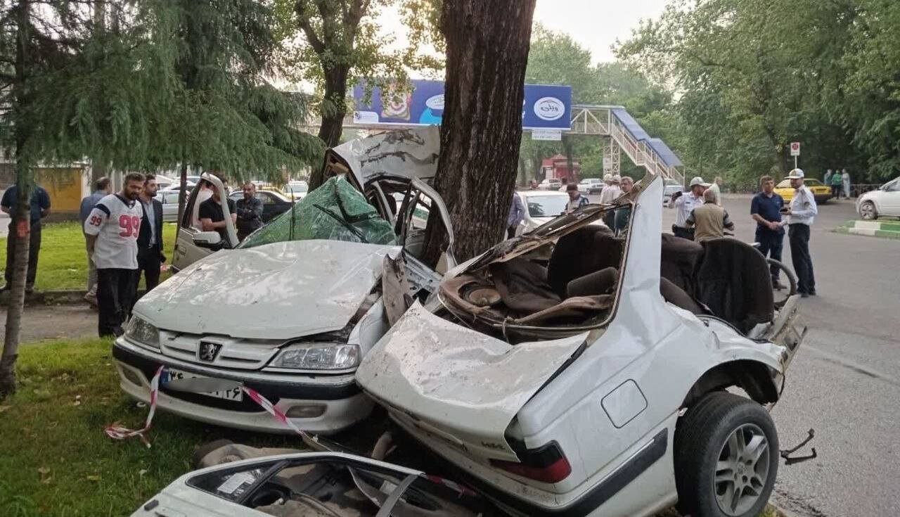 عکس | سندی از شاهکار ایران‌خودرو؛ نصف شدن پژو پارس بعد از تصادف در رشت!